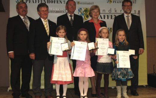 Martin Wolf verleiht zum ersten Mal den „Sportpreis des Landrats“ Martin Wolf verleiht zum ersten Mal den „Sportpreis des Landrats“